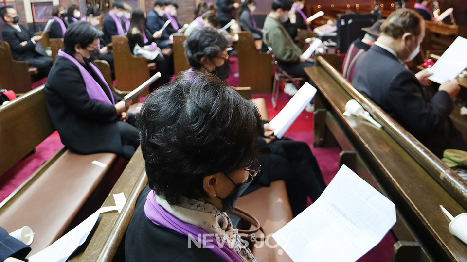 각 현장의 활동가들은 △교회 성폭력 피해 생존자 △페미니즘 백래시(backlash) △교회 내 성평등과 정의로운 공동체 △차별·소외 없는 성경 읽기와 설교 △여성 지도력을 주제로 기도했다. 뉴스앤조이 나수진