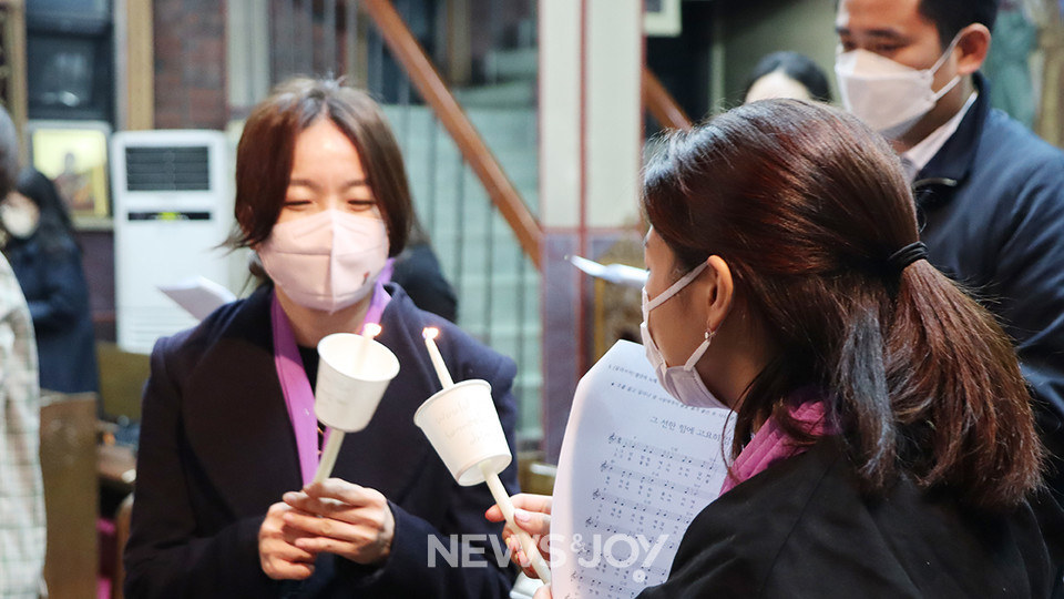 폭력에 맞서 서로에게 연대한다는 의미로 불꽃을 전하는 참가자들. 뉴스앤조이 나수진