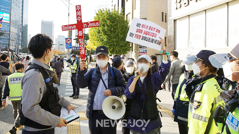유연희 회장은 성서 해석의 다양성은 존중돼야 하지만, 폭력과 혐오를 부추겨셔는 안 된다고 했다. 뉴스앤조이 나수진