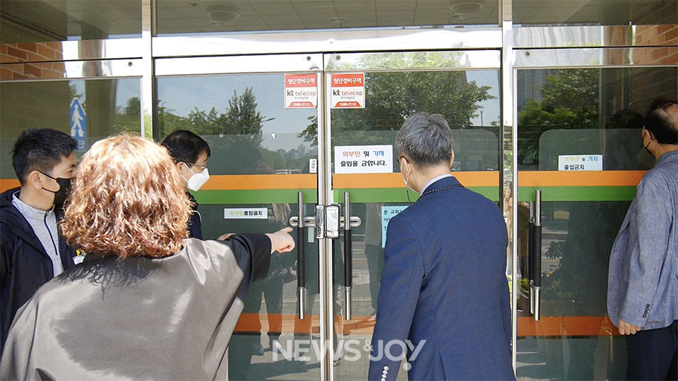 박성철 목사(오른쪽에서 두 번째)는 문을 두드리며 "문 열어 주십시오. 제가 법원이 인정한 임시당회장입니다. 이렇게 출입을 막는 건 불법입니다"라고 외쳤지만, 안에서는 미동도 없었다. 뉴스앤조이 구권효