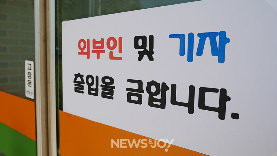 인천새소망교회 예배당 출입문은 굳게 잠겨 있었다. 뉴스앤조이 구권효