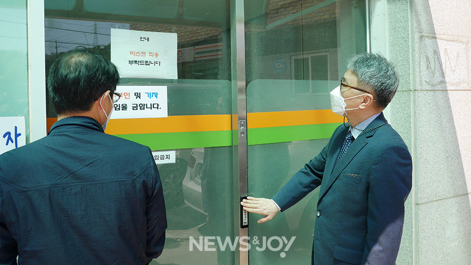 박성철 목사(오른쪽)와 교인들은 매주 일요일 예배를 드리기 전 예배당 출입을 막지 말라고 외친다. 하지만 예배당 안쪽에 있는 김영남 목사를 지지하는 교인들은 아무 반응도 없다. 뉴스앤조이 구권효