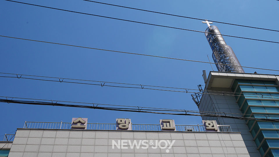 '새' 자 간판은 뗐지만 '한' 자 간판은 아직 붙이지 못한 모양. 뉴스앤조이 구권효