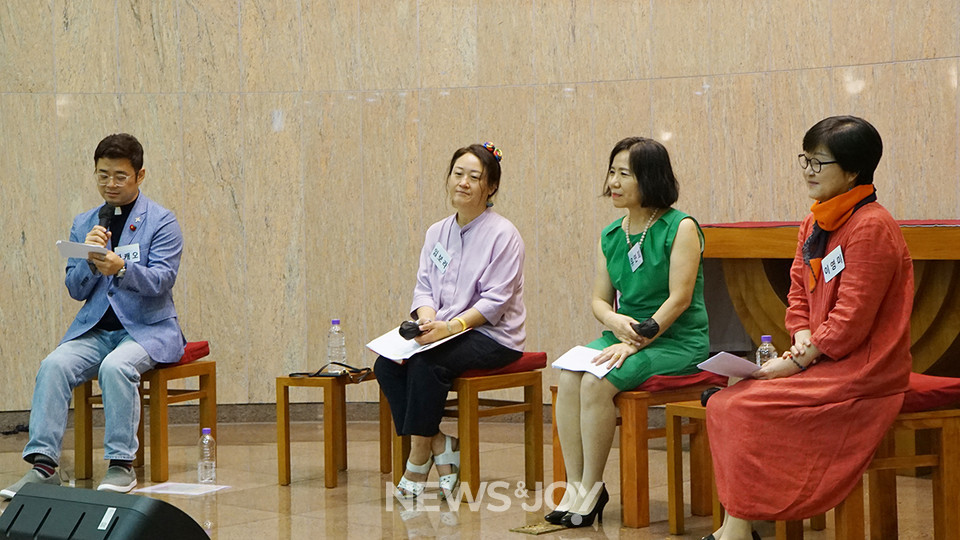 ＜퀴어 성서 주석 Queer Bible Commentary·QBC＞(무지개신학연구소) 완역·출간 후 첫 북 콘서트가 열렸다. 사진 왼쪽부터 자캐 사제, 임ㅗ라 목사, 유ㄴㅢ 회ㅇ, 이영ㅣ 교 . 뉴스앤조이 나수진