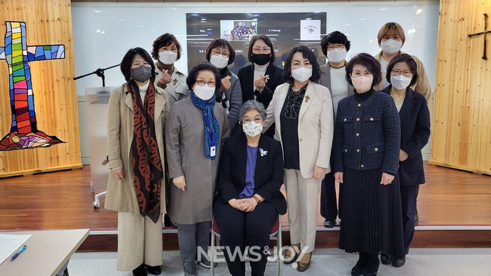 기장여성연대는 정기 모임을 하며 주기적으로 여성 의제를 논의하고 있다. 김미희 목사(두 번째 줄 오른쪽에서 두 번째)는 기장여성연대에서도 실무를 감당하고 있다. 사진 제공 기장여성연대
