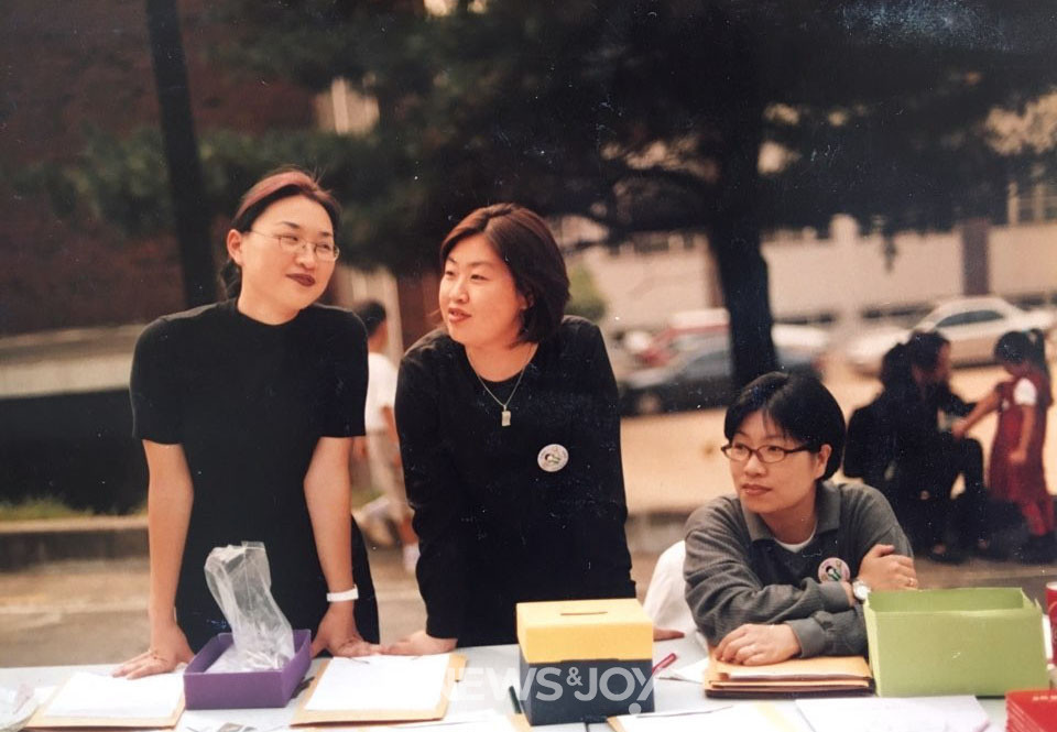 민숙희 사제(맨 오른쪽)와 여학생들은 성소주일에 여성 성직을 위한 서명운동을 벌였다. 사진 제공 민숙희