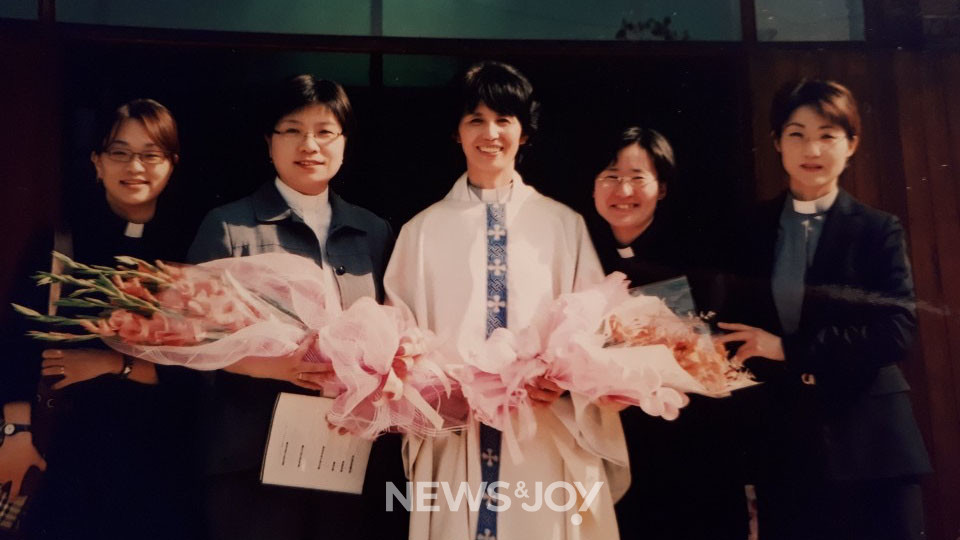 유명희 사제(가운데)는 부제 고시 8년 만에 합격 통보를, 15년 만에 사제 서품을 받았다. 사진 제공 유명희