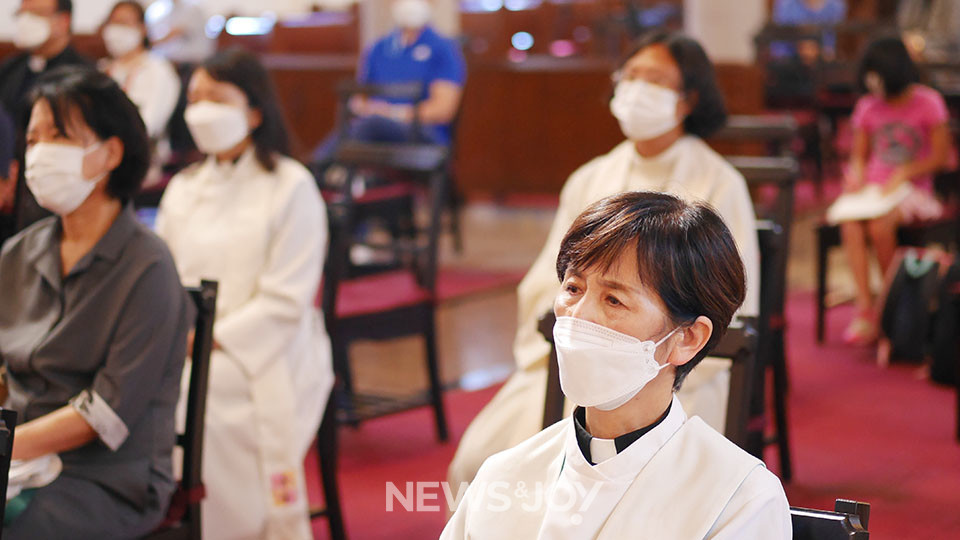 지난해 9월 대한성공회 여성 사제 서품 20주년 기념 감사 성찬례에 참석한 유명희 사제. 뉴스앤조이 구권효