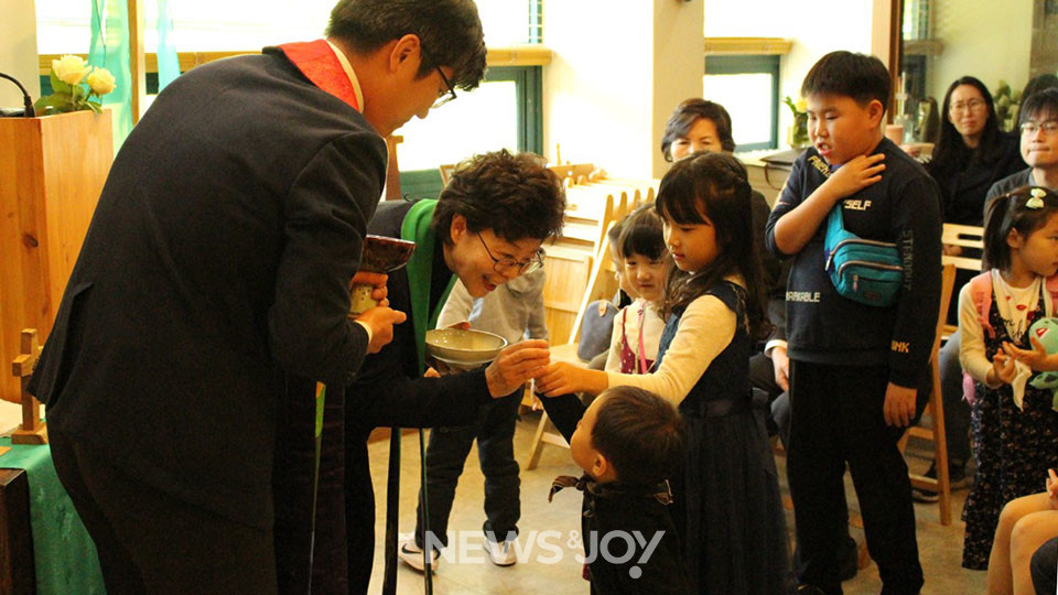 새사랑교회는 매주 성만찬을 한다. 아이들부터 어른까지 예배에 참여하는 의식이다. 사진 제공 이수경