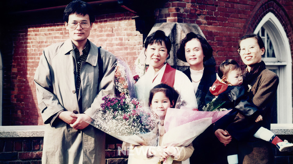 1995년 목사 안수 당시 가족들과 찍은 기념 사진. 사진 제공 김명희 목사