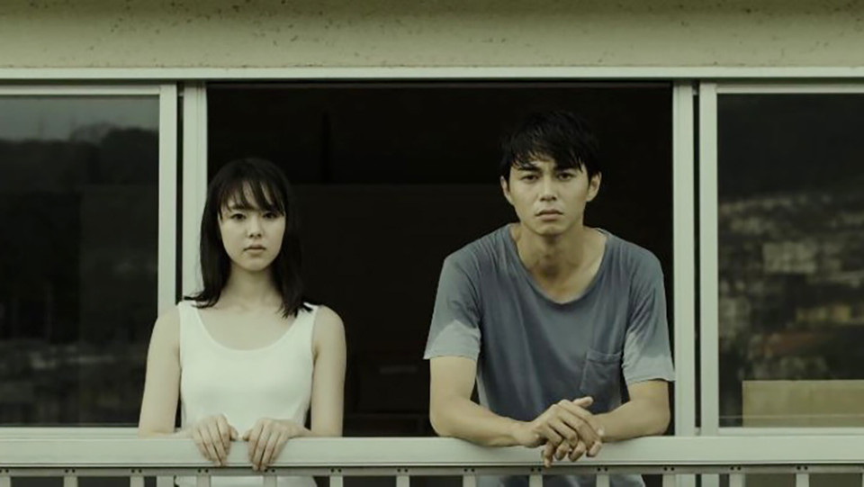 함께 아마노강을 바라보는 아사코와 료헤이. '아사코' 스틸컷