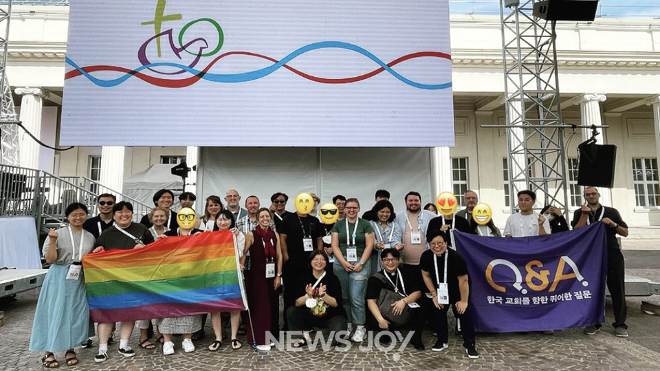 '한국교회를 향한 퀴어한 질문' 큐앤에이(Q&A)가 독일 칼스루에에서 열린 세계교회협의회(WCC) 제 11차 총회에 방문했다. 사진 제공 큐앤에이