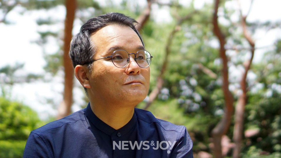 ＜예수 믿음 구원 천국＞ 저자인 남오성 목사는 주날개그늘교회를 담임하며 교회개혁실천연대 공동대표를 맡고 있습니다. 하나님나라신학과 총체적 복음을 기준으로 신앙의 본질에 대해 다시 생각해 볼 수 있도록 이 책에서 예수, 믿음, 구원, 천국의 개념을 쉽게 짚어 줍니다. 뉴스앤조이 김은석