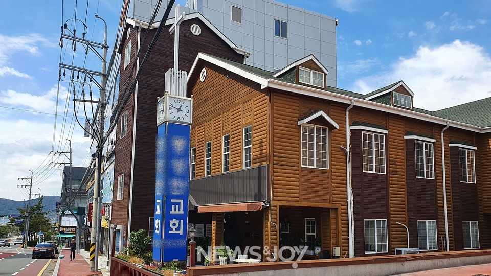 송 아무개 목사는 성범죄 전과만 4범이다. 현재 그는 경남 창원에서 목회를 하고 있다. 뉴스앤조이 이용필