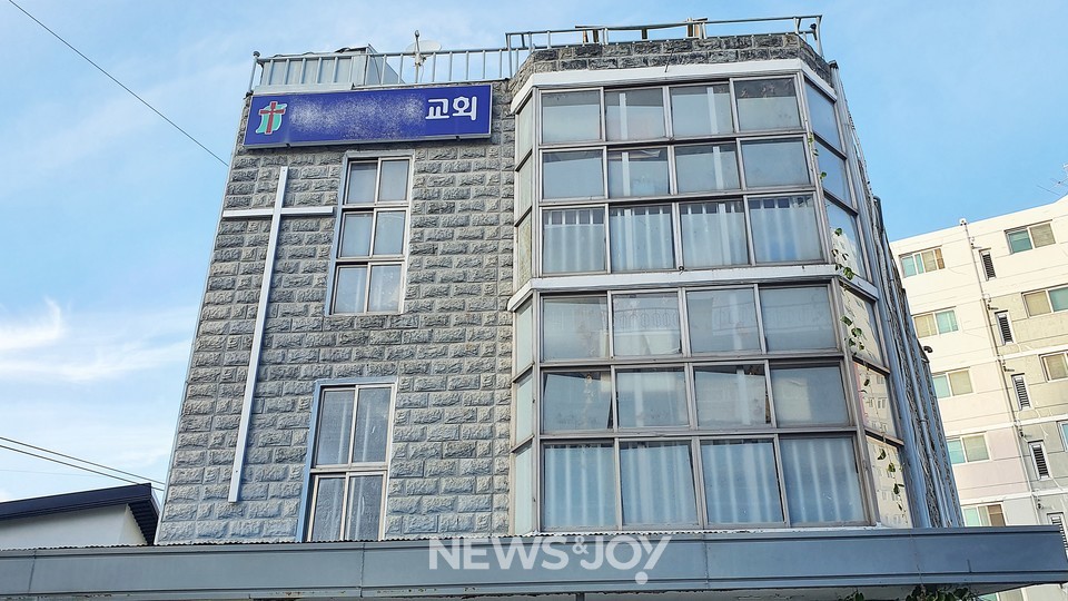 강제 추행으로 유죄를 선고받은 박 아무개 목사는 서울에서 전남 해남으로 임지를 옮긴 후, 목회를 계속하고 있다. 뉴스앤조이 이용필