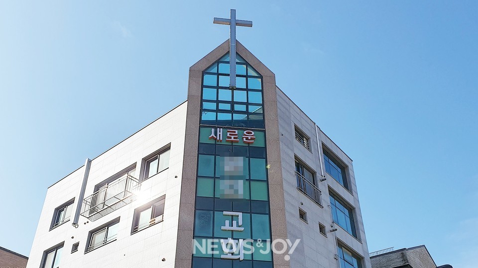 ＜뉴스앤조이＞ 보도 이후 권 목사 측은 한 언론사 대표를 통해 성범죄 기사를 삭제해 달라고 요청해 왔다. 뉴스앤조이 이용필