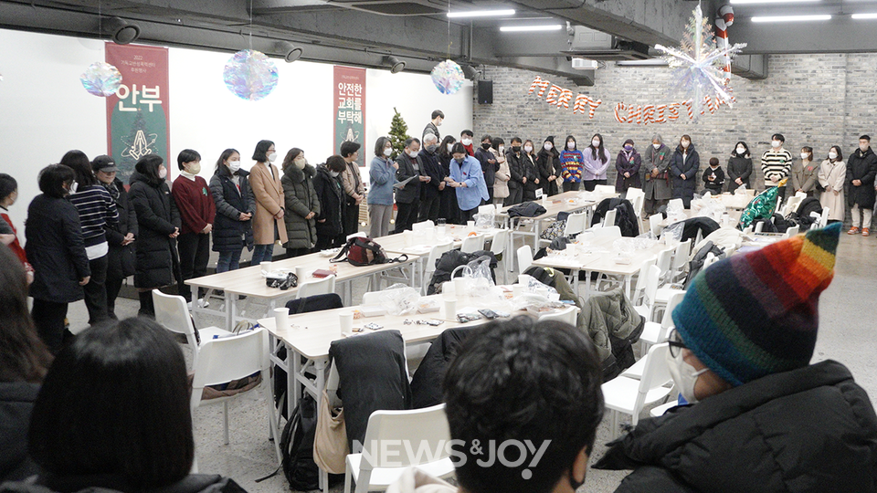 참석자들은 서로의 손에 향유로 십자가를 그어 주며, 피해자들이 보호받고 힘 얻는 교회를 만들자고 서로를 축복했다. 뉴스앤조이 최승현 