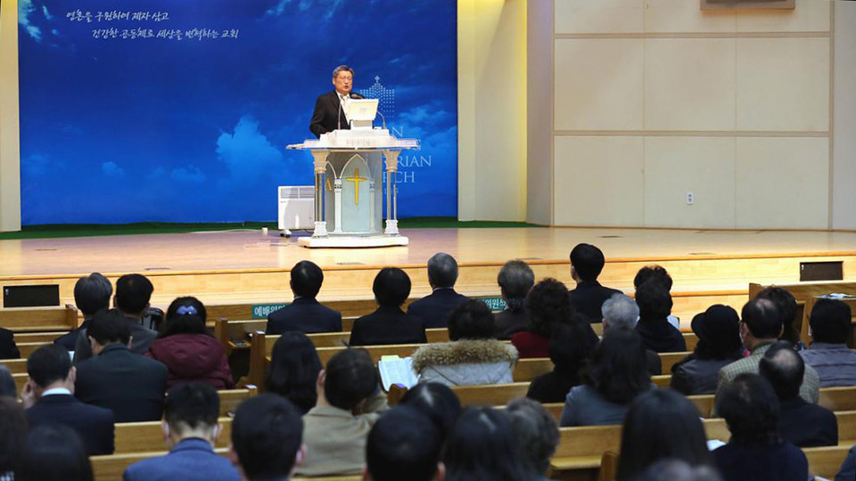 2022년 12월 고별 설교 중인 최현범 목사. 사진 출처 부산중앙교회 홈페이지