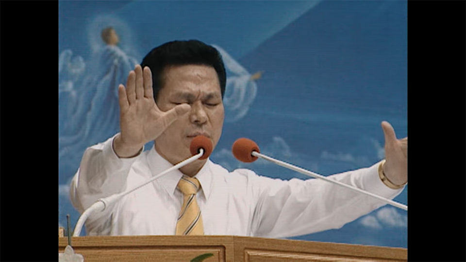 이재록은 수감 중이지만, 아직도 그가 무죄라고 믿으며 그를 기다리는 신도들이 있다. 넷플릭스 '나는 신이다' 갈무리