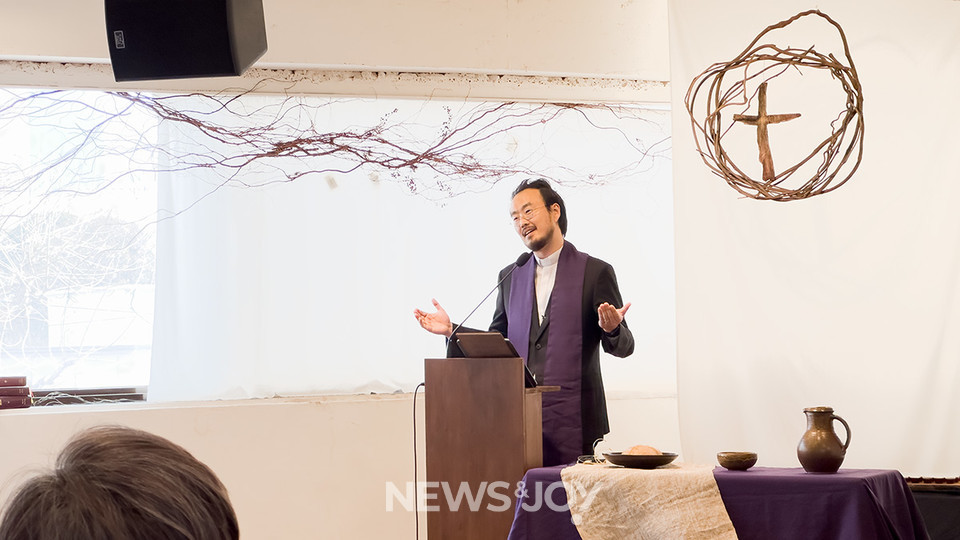 '숲에 주신 말씀' 시간에 교회력 본문을 가지고 설교하는 장재령 목사. 뉴스앤조이 김은석