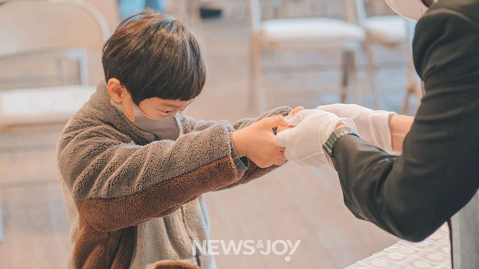 정의의느티나무숲교회 성찬에는 아이를 포함한 모든 이들이 초대됩니다. 사진 제공 정의의느티나무숲교회