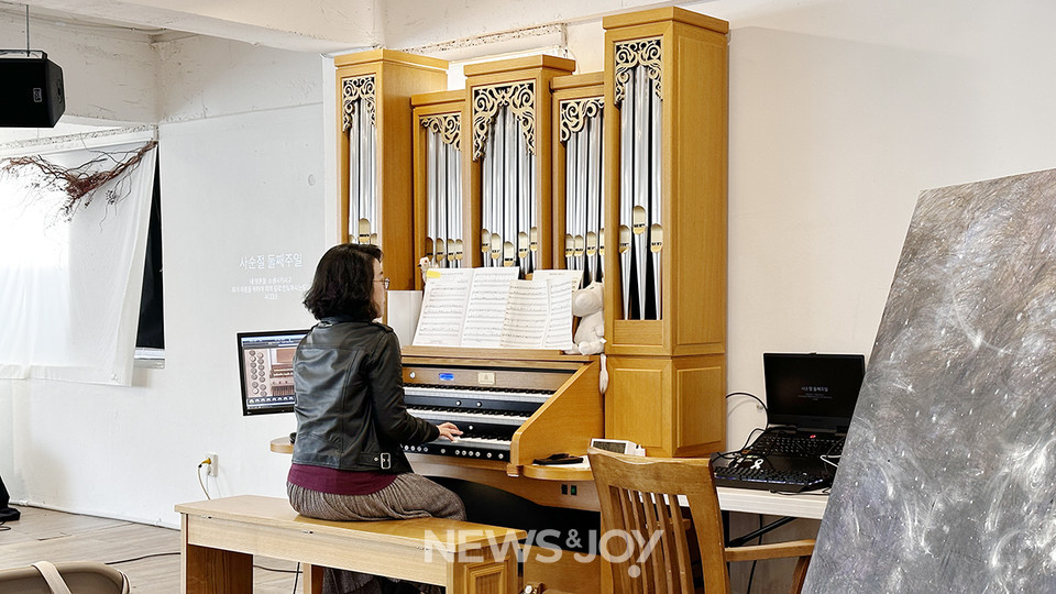 파이프오르간을 연주 중인 김현지 교회음악가. 뉴스앤조이 김은석