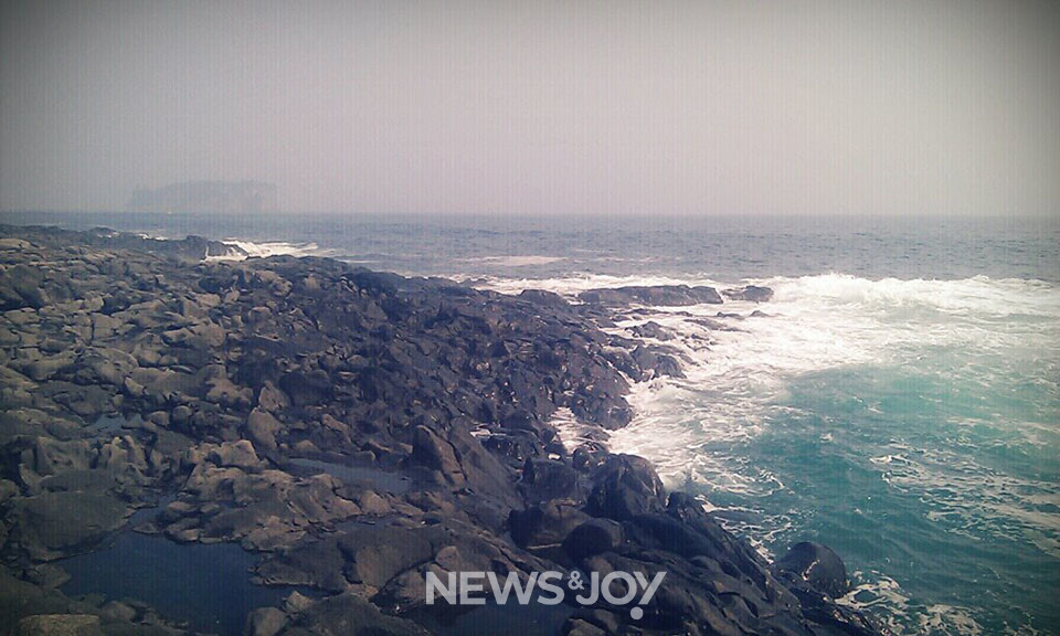 2011년 9월 1일 찍은 구럼비바위 사진. 멀리 희미하게 범섬이 보인다. 뉴스앤조이 구권효