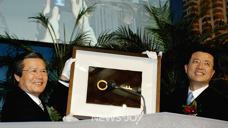 2003년 오정현 목사(오른쪽)가 사랑의교회에 부임했을 때는 모두가 환영하는 분위기였다. 하지만 10년간 그에게 이상함을 느낀 교인이 많아졌고, 2013년 그의 논문 표절 사건은 교회를 둘로 갈라놓았다. 뉴스앤조이 자료 사진