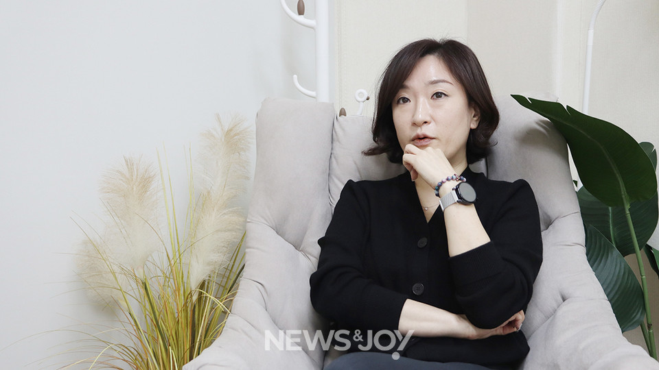 강은정 활동가는 운동 주체들이 목회자 성폭력의 특성을 설명하기 위해 차용한 '친족 성폭력' 개념이 한편으로는 유용했지만, 피해자를 '요보호 대상'에 머무르게 하는 필연적인 한계 또한 노정하고 있었다고 말했다. 뉴스앤조이 여운송