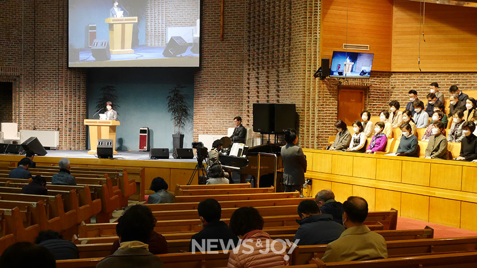 2023년 3월 12일 사랑의교회갱신공동체 예배. 이날 주일예배는 김성희 권사가 대표 기도, 최환필 집사가 인도를 맡았다. 성가대석에 있는 '마당 찬양대'가 가운을 입지 않은 모습이 인상적이었다. 뉴스앤조이 구권효