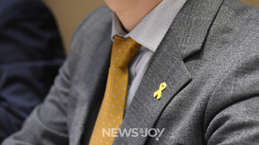 사랑의교회를 넘어 한국교회 갱신에 이바지할 그룹인가, 아니면 그저 '반오정현' 그룹인가. 사랑의교회갱신공동체 내부에서는 일부 설교자가 부착한 세월호 배지를 두고서도 말이 많았다. 뉴스앤조이 구권효 