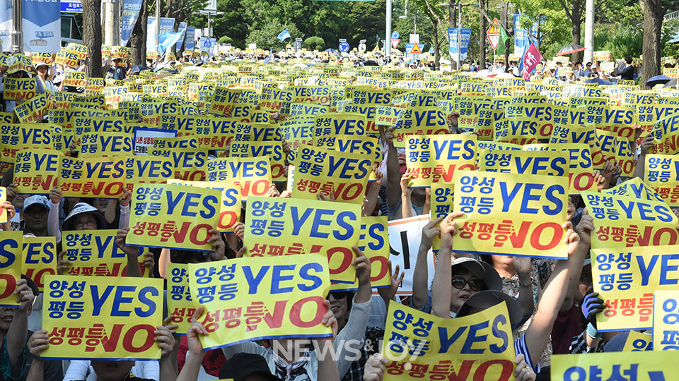 '성평등'이라는 용어를 모두 '양성평등'으로 바꿔야 한다는 주장에는 성소수자에 대한 뿌리 깊은 오해가 있다. 뉴스앤조이 자료 사진