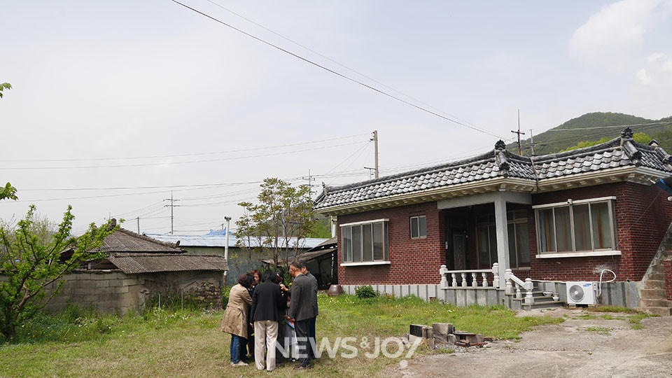 4월 16일 뜰교회를 방문했다. 예배가 끝난 후 몸이 아픈 교인을 위해 기도하는 뜰교회 교인들. 뉴스앤조이 구권효