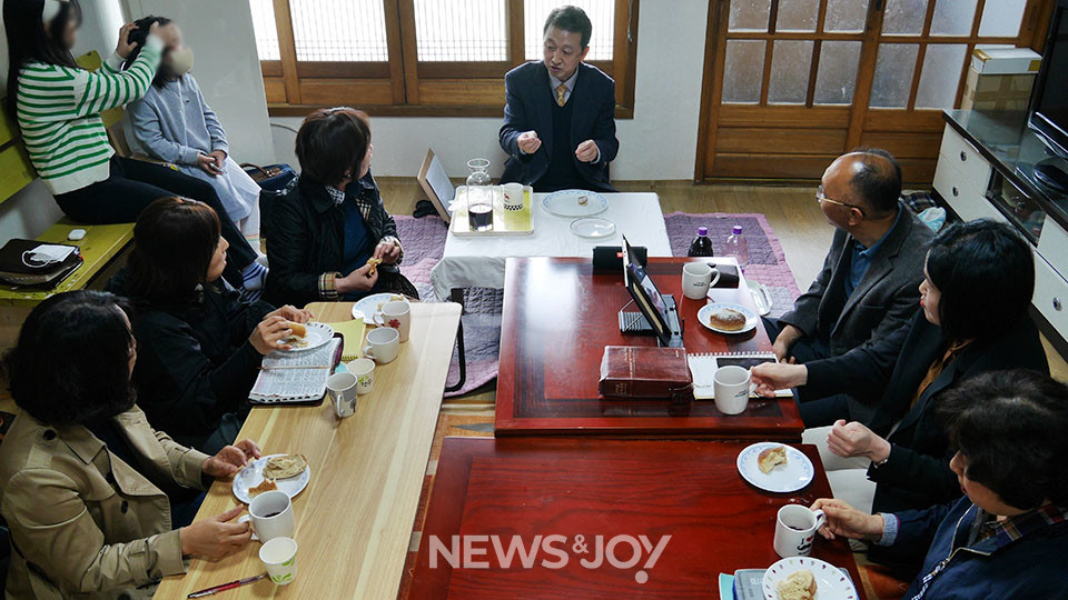 예배를 마치고 조촐하게 성찬식을 했다. 뉴스앤조이 구권효