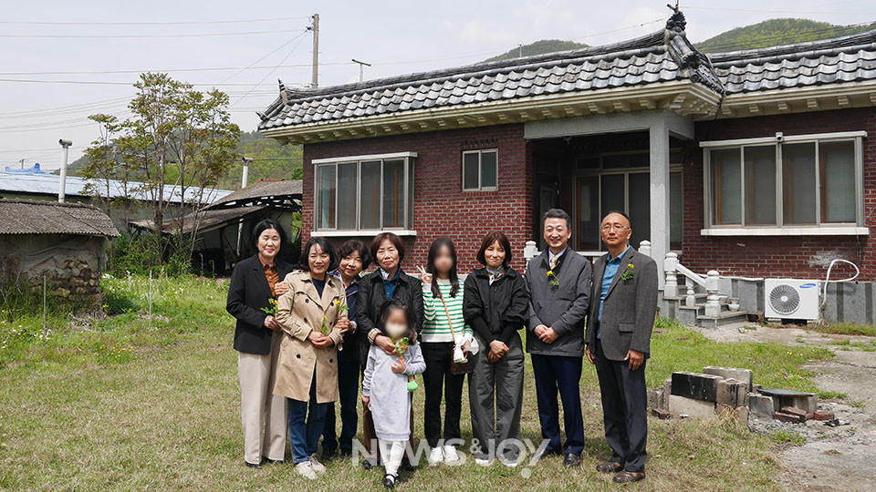 4월 16일 예배를 마치고 예배 공간 앞 뜰에서 사진을 찍었다. 뉴스앤조이 구권효
