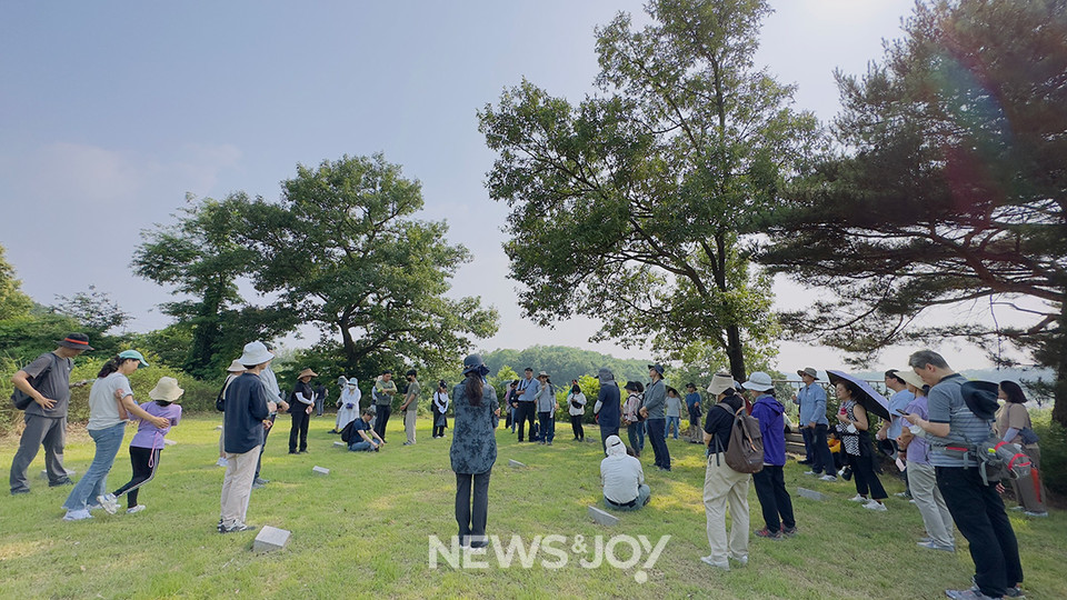 잘 관리되지 않은 평지 위에 낮게 세워진 묘비들이 오와 열을 맞추고 있어 휑하게 느껴졌던 묘역인데, 순례자들이 다 같이 들어서니 온기가 드리워진 느낌이었습니다. 뉴스앤조이 김은석