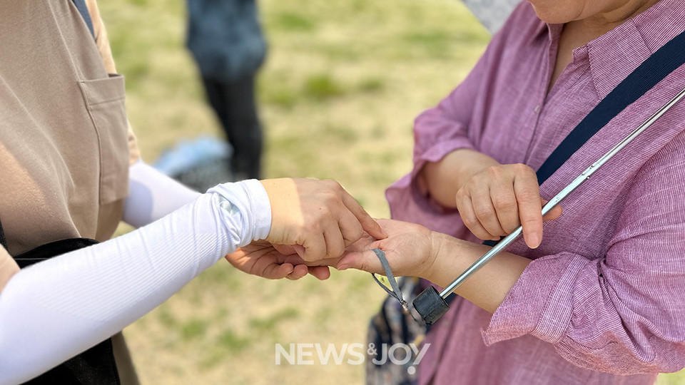순례자들은 돌아다니며 눈이 마주친 동료 순례자들과 서로의 손바닥에 용서와 화해의 십자가를 긋고 때로는 속으로, 때로는 소리내어 말했습니다. 