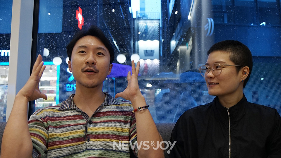 다큐멘터리영화 '퀴어 마이 프렌즈' 서아현 감독(사진 오른쪽)과 주인공 송강원 씨를 8월 10일 인터뷰했다. 뉴스앤조이 나수진