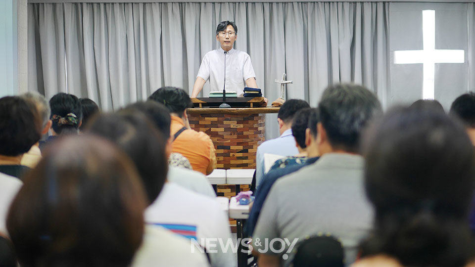 이우교회 김종필 섬김목사는 올해 7월 30일 공동의회에서 3번째 신임을 받았다. 뉴스앤조이 구권효 