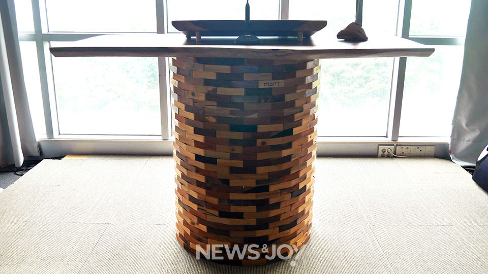 이우교회의 강대상은 목재로 만든 우물 모양이다. 우측 상단에 히브리어로 '르호봇'이라고 쓰여 있다. 뉴스앤조이 구권효