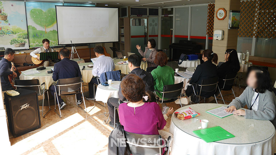 교단이 상황을 더욱 어렵게 만들었지만 교인들은 좌절하지만은 않았다. 뜨겁게 예배한 후 간단하게 점심을 먹으며 담소를 나눴다. 뉴스앤조이 구권효