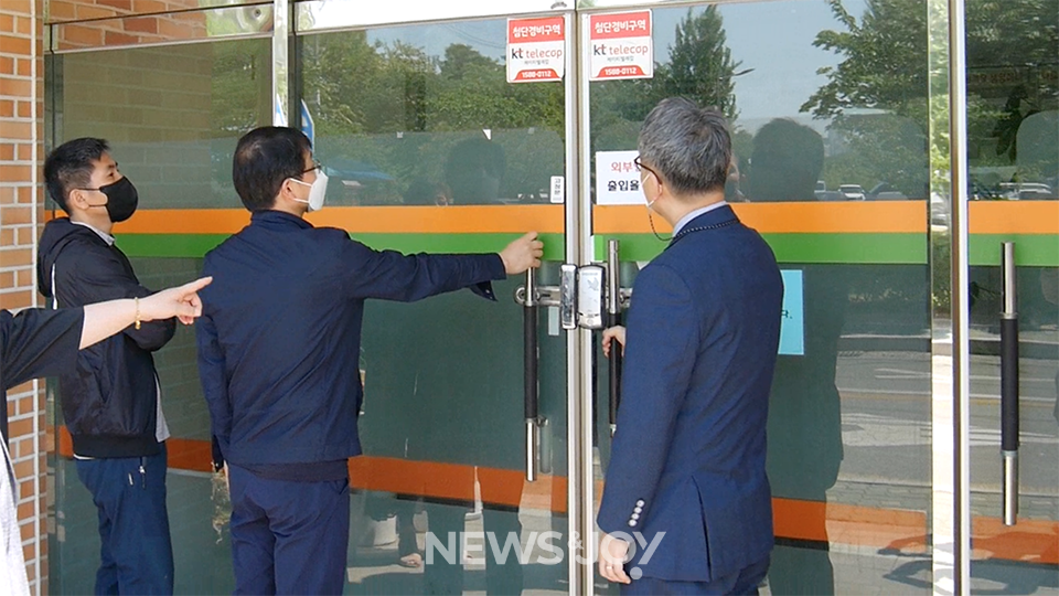 2022년 5월 15일에도 주일 예배 전 예배당 문을 두드리고 흔들었지만 안에서는 아무런 반응이 없었다. 뉴스앤조이 구권효