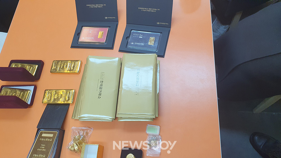 천 목사가 가지고 있던 골드바와 은 유가증권. 시가로 10억 원이 넘는 돈이었다. 교인들은 교회 돈이 이렇게 사용되고 있는 줄 전혀 몰랐다. 뉴스앤조이 자료 사진