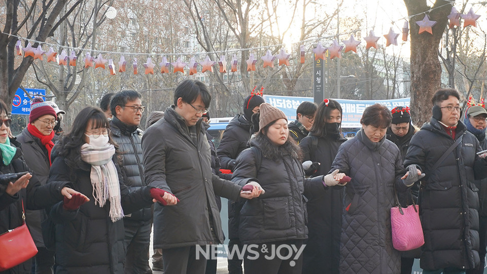 참가자들이 서로의 손을 잡고 기도했다. 뉴스앤조이 엄태빈