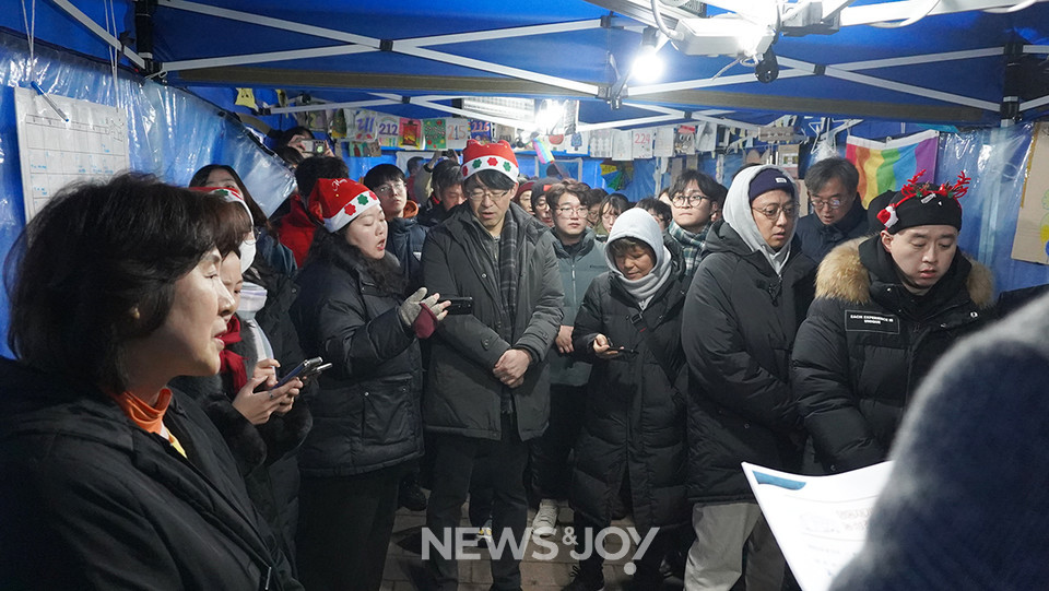 명동 2지구 대책위원회 농성장 텐트에 함께한 참석자들. 뉴스앤조이 엄태빈