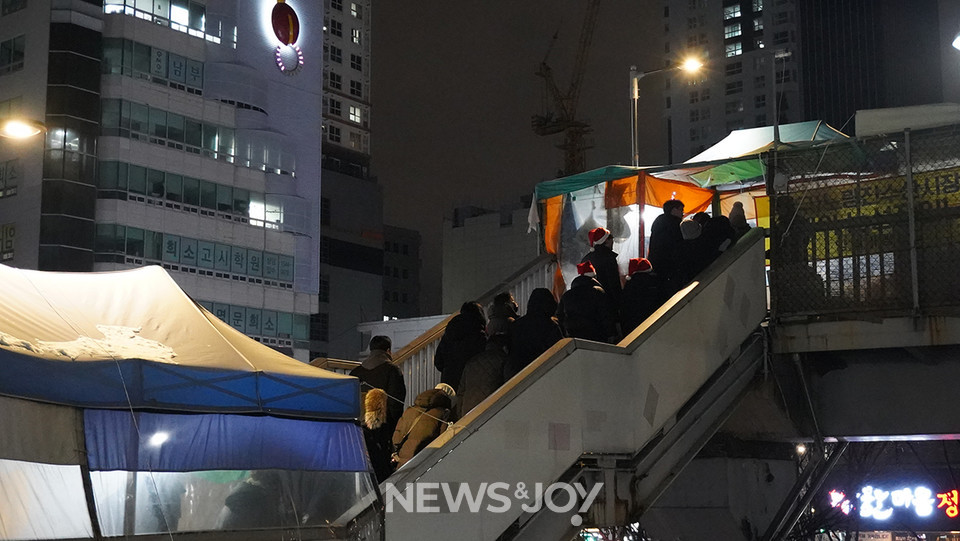 참가자들이 구 노량진수산시장 농성장으로 향하고 있다. 뉴스앤조이 엄태빈