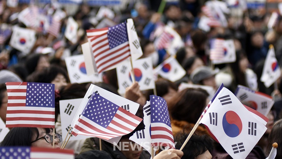 이스라엘 국기와 성조기, 태극기를 힘차게 들어 올린다고 천국에서 알아주거나 보너스 포인트가 쌓이는 게 아닙니다. 뉴스앤조이 자료 사진