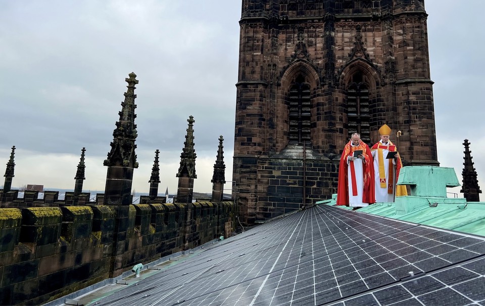 영국 성공회가 체스터대성당 옥상에 설치한 태양광 패널. 사진 출처 englishcathedrals.co.uk