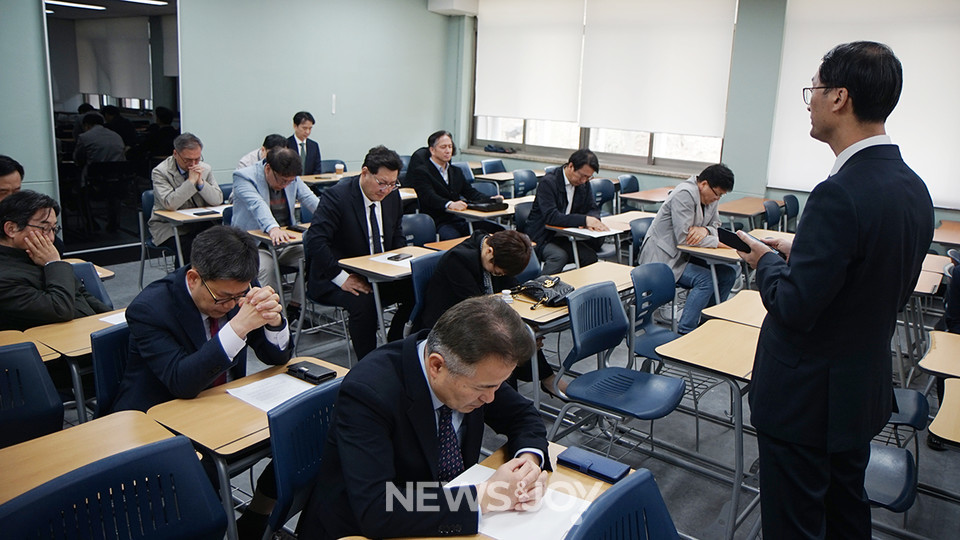 박 교수의 중징계 소식에 서울신대 동기 20여 명은 4월 8일 기도회를 열고 징계 철회를 촉구했다. 뉴스앤조이 나수진