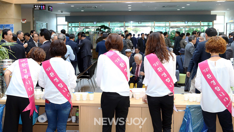 예장합동 총회에서 여성 교인들이 총대들에게 봉사하는 모습. 뉴스앤조이 최승현